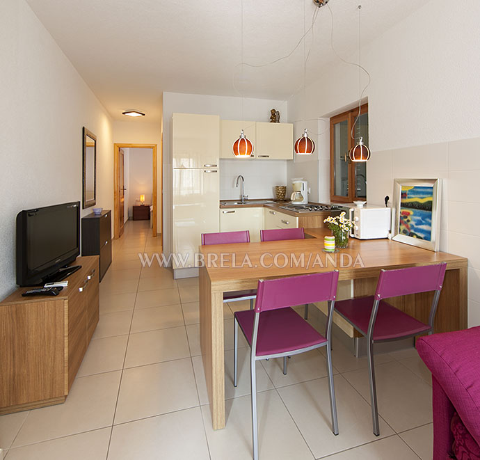Esstisch und K&uuml;che in Appartement Anda, Brela Soline, Kroatien