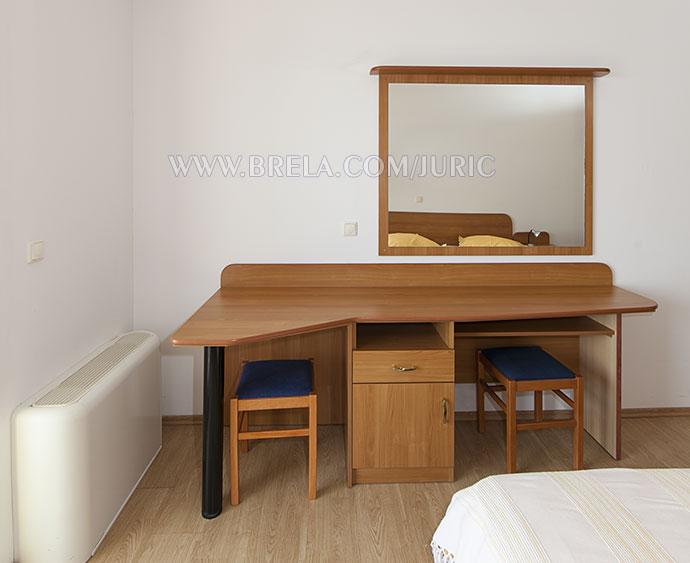 Schminkentisch, Stuhl und Spiegel