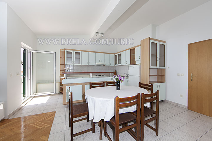 voll ausgestattete gro&szlig;e K&uuml;che und Esszimmer