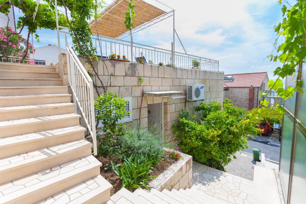 apartments Ledić, Brela - entrance in flower