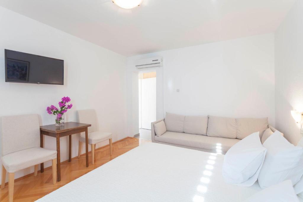 apartments Ledić, Brela - mountain side