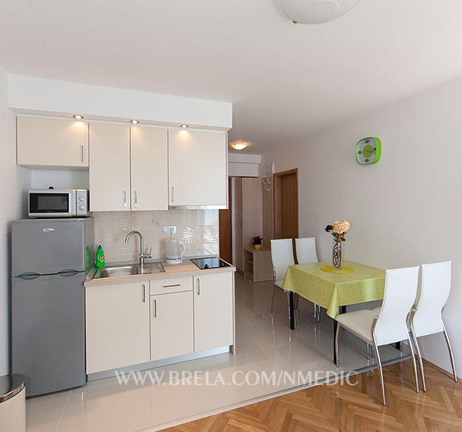 K&uuml;che und Esstisch mit St&uuml;hle