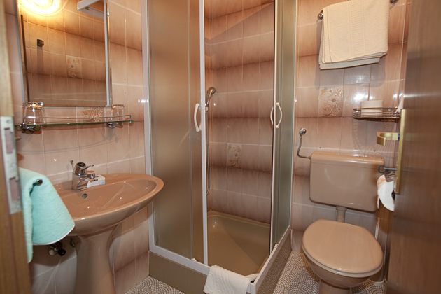 apartments Podra�e, Brela - Neven & Dubravko &Scaron;o&scaron;i�, bathroom