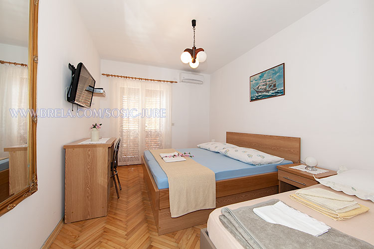 apartments Jure &Scaron;o&scaron;ić, Brela - bedroom