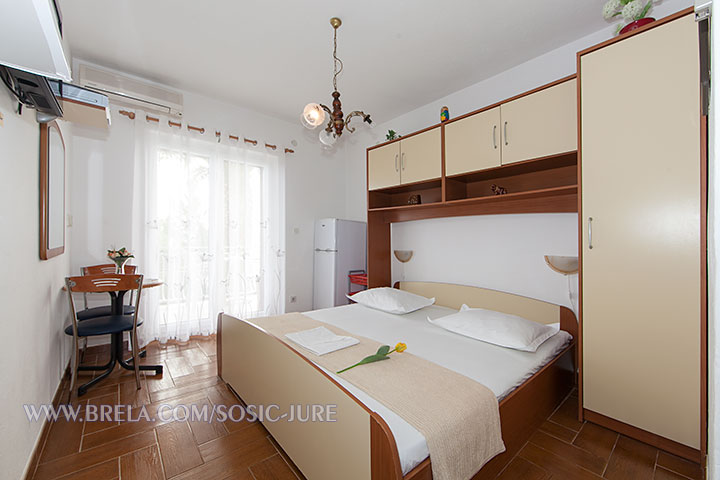 apartments Jure &Scaron;o&scaron;ić, Brela - bedroom