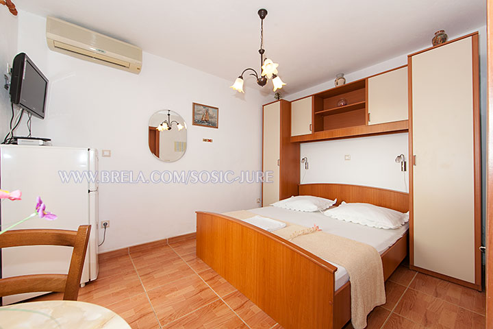 apartments Jure &Scaron;o&scaron;ić, Brela - bedroom