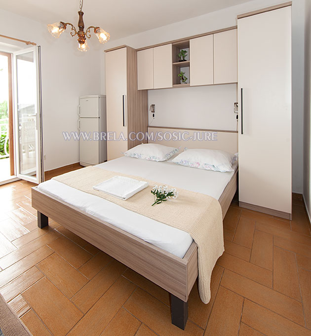 apartments Jure &Scaron;o&scaron;ić, Brela - bedroom