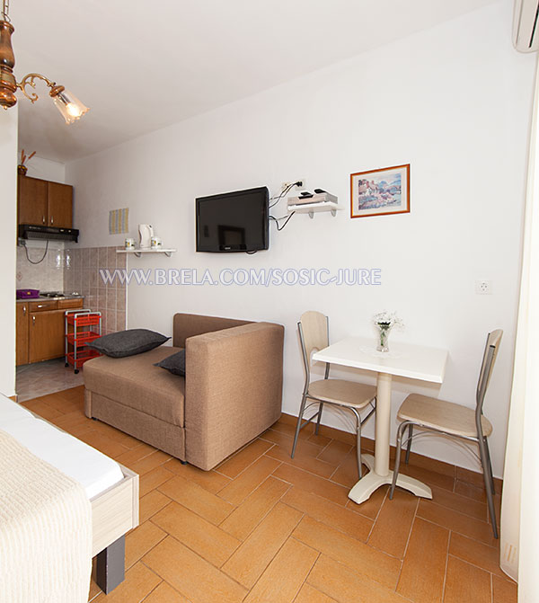 apartments Jure &Scaron;o&scaron;ić, Brela - kitchen, sofa, dining table, TV