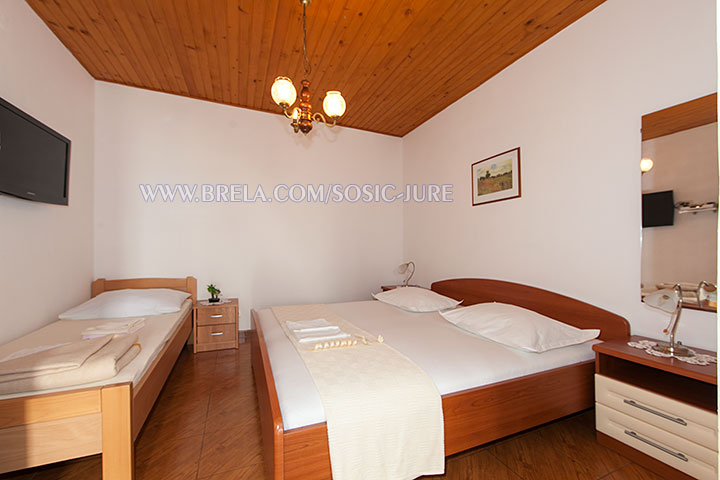apartments Jure &Scaron;o&scaron;ić, Brela - bedroom