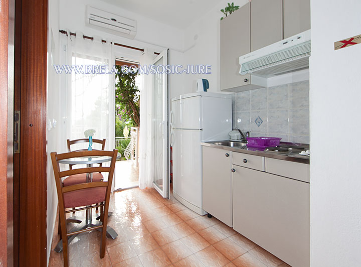 apartments Jure &Scaron;o&scaron;ić, Brela - kitchen, dining room