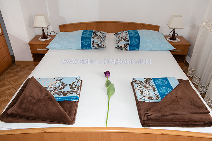 apartments Jure &Scaron;o&scaron;ić, Brela - bed