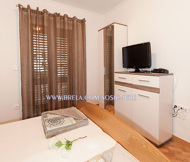 apartments Jure &Scaron;o&scaron;ić, Brela - wardrobe and TV in the bedroom