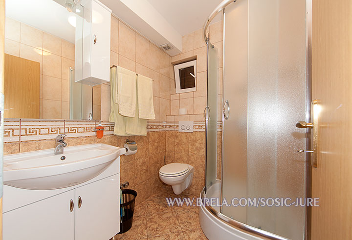 apartments Jure &Scaron;o&scaron;ić, Brela - first bathroom