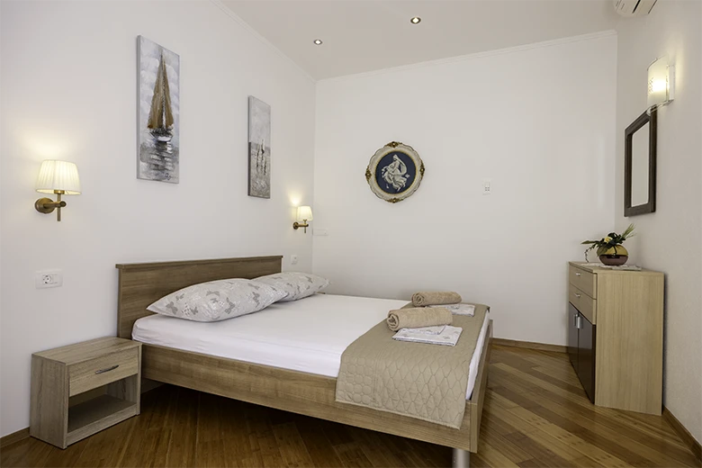 Apartments Villa kapetan Jure, Brela - bedroom