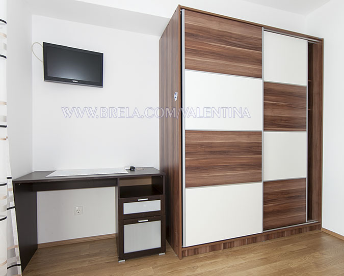 apartments Valentina, Brela &Scaron;�it - bedroom equipment, desk, TV, wardrobe