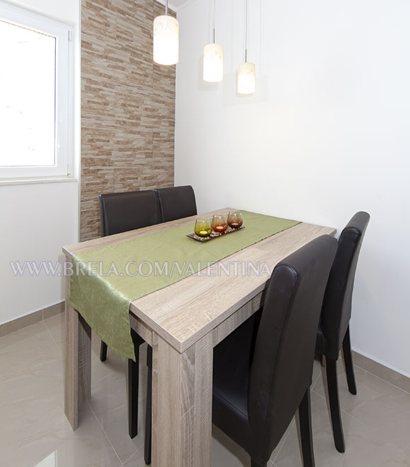 apartments Valentina, Brela &Scaron;�it - dining table with chairs